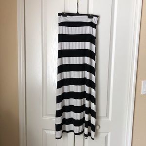 🌈Black& white stripe skirt